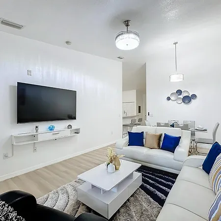 The Galactic Getaway, Cozy 3Bed, 2Bath, Centrally Located, Near All Theme Parks